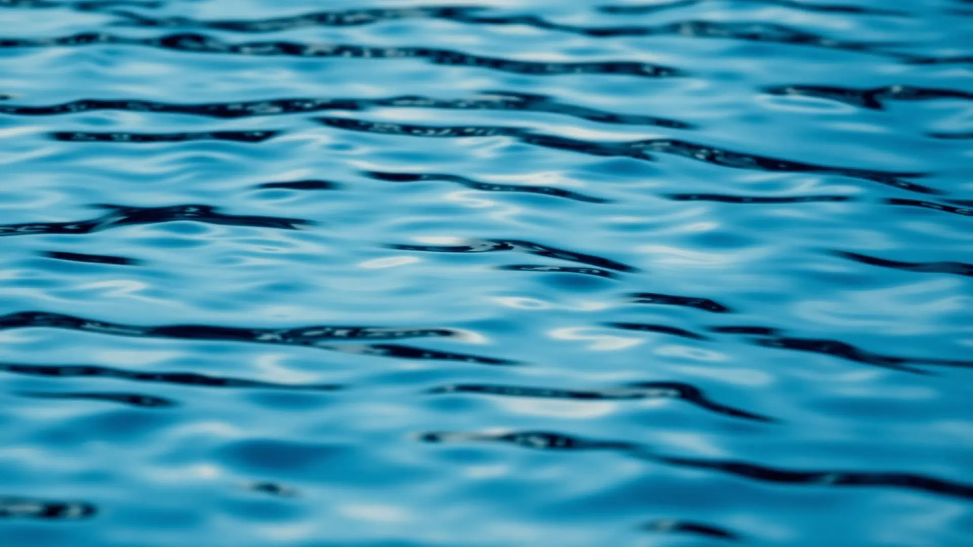 Superficie d'acqua increspata in tonalità blu profondo