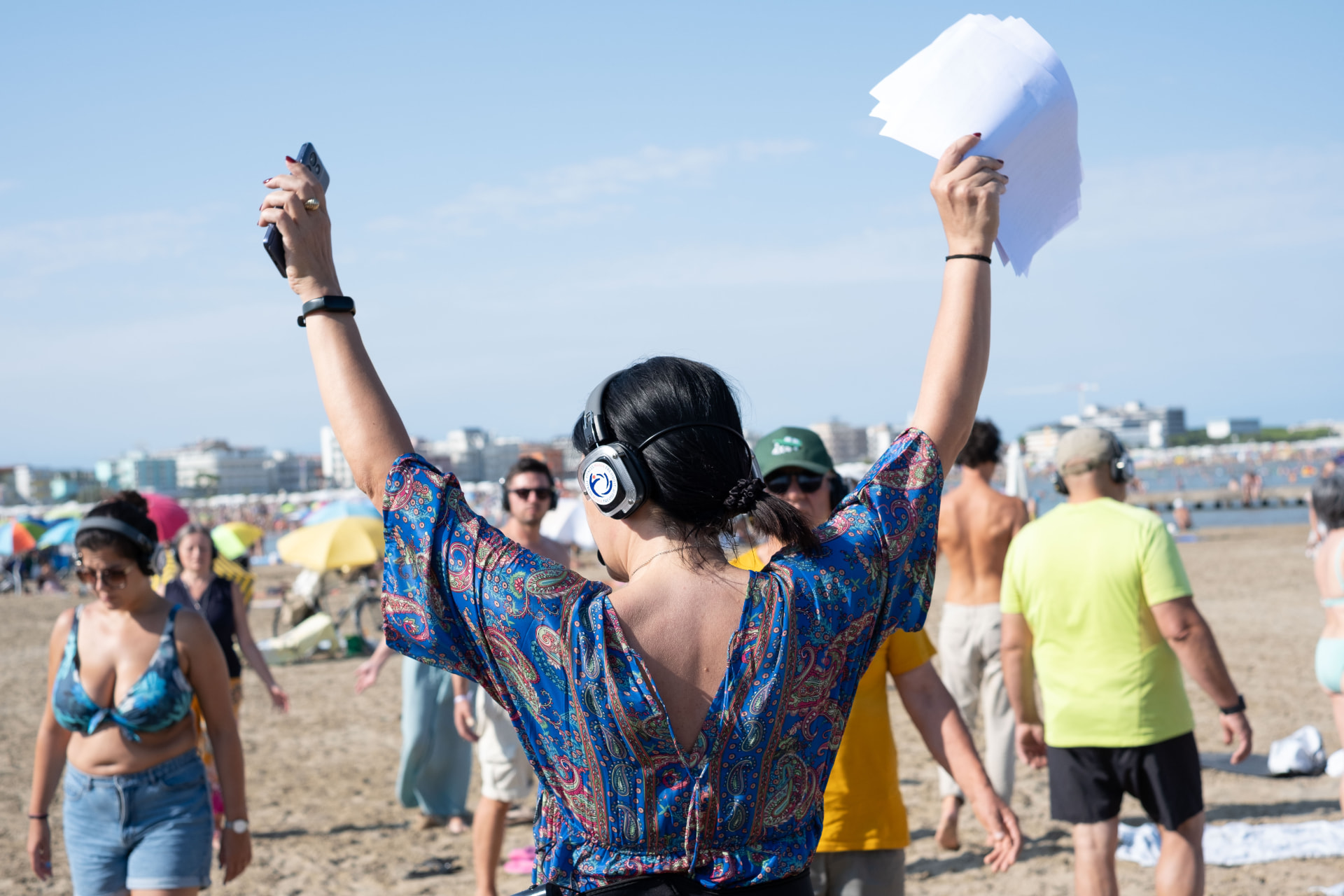 Sessione di respiro e movimento in spiaggia con cuffie silent