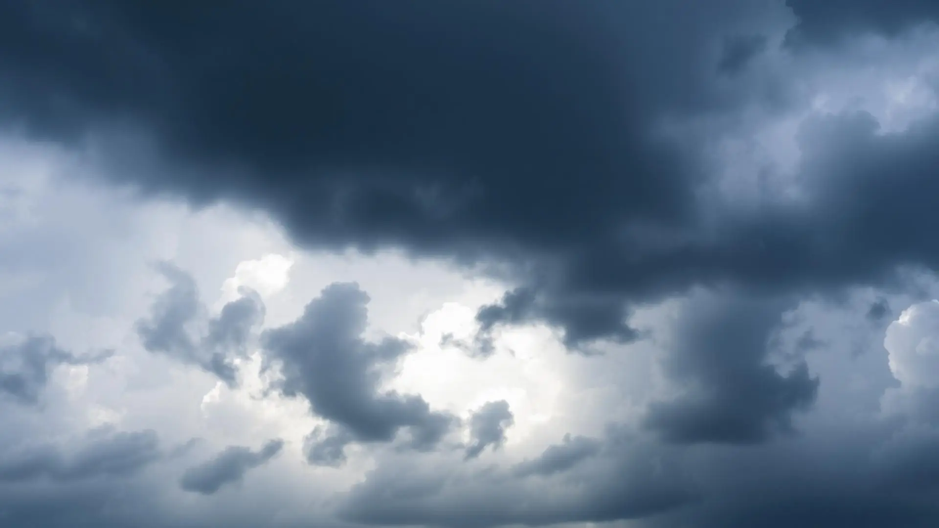 Nuvole di tempesta che si aprono alla luce