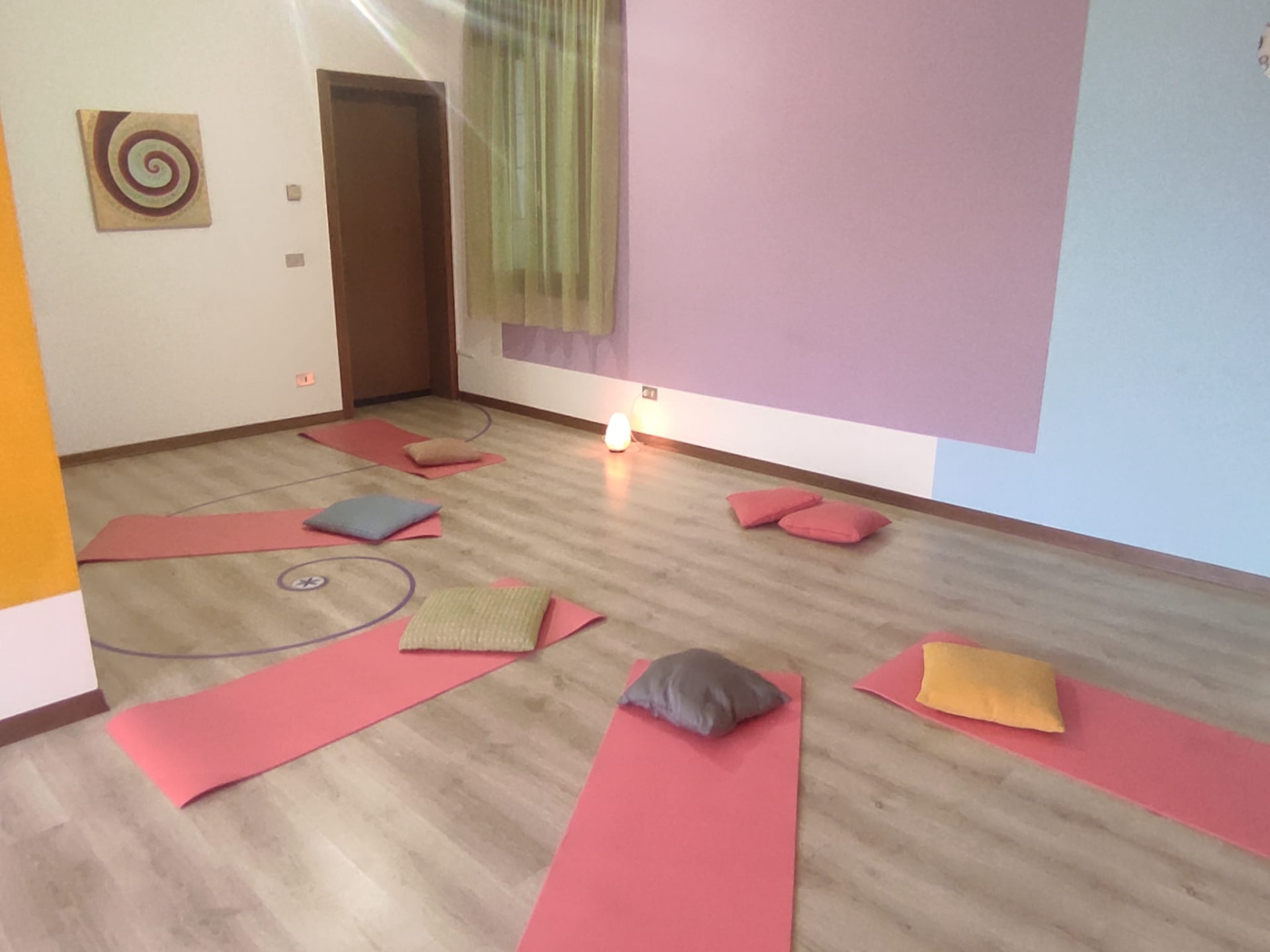 Sala pronta per una pratica di respiro e meditazione