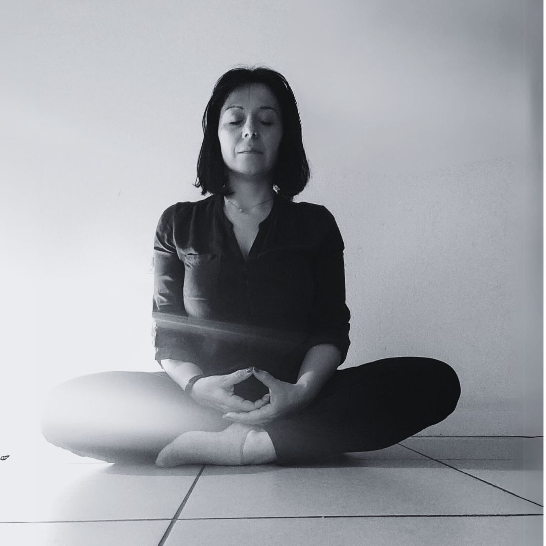 Michela Primo in meditazione seduta a gambe incrociate