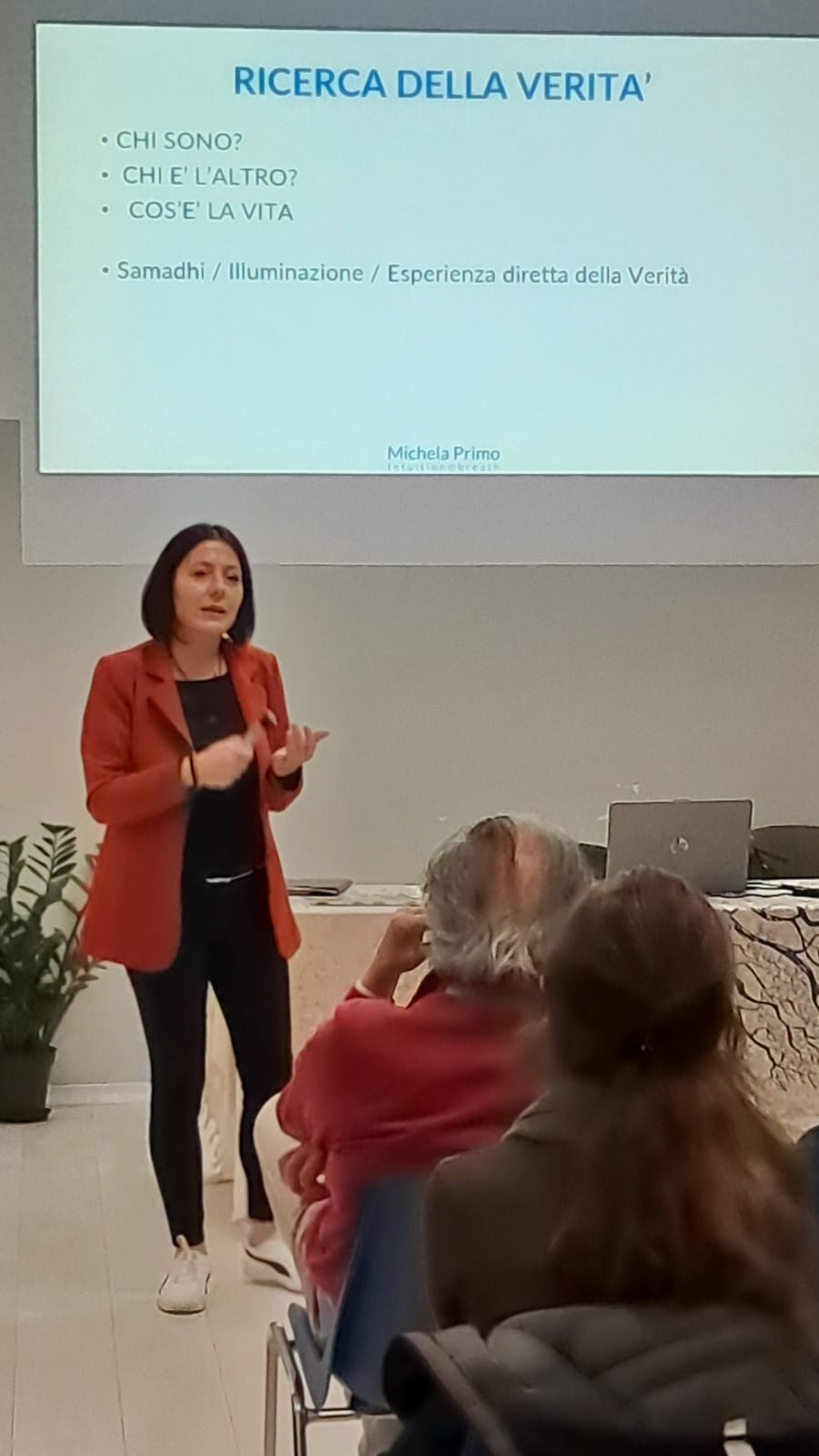 Michela Primo durante una conferenza sulla ricerca della Verità